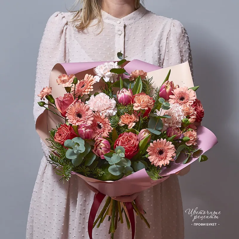 Букет «Прекрасная Маркиза» из пионовидных тюльпанов, роз и гербер, фото 1