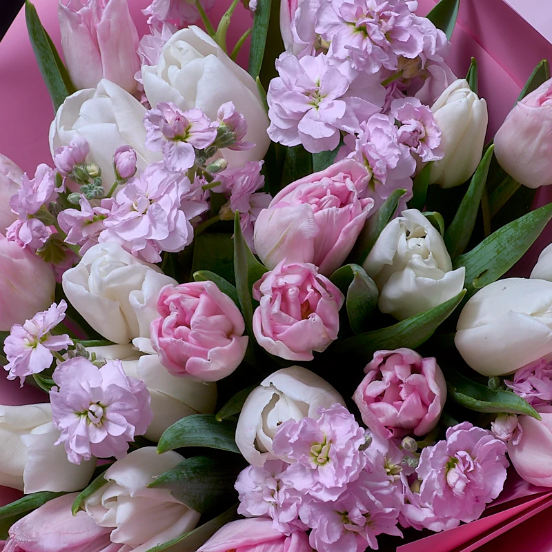 Весенний букет из белых тюльпанов и маттиолы, фото 4