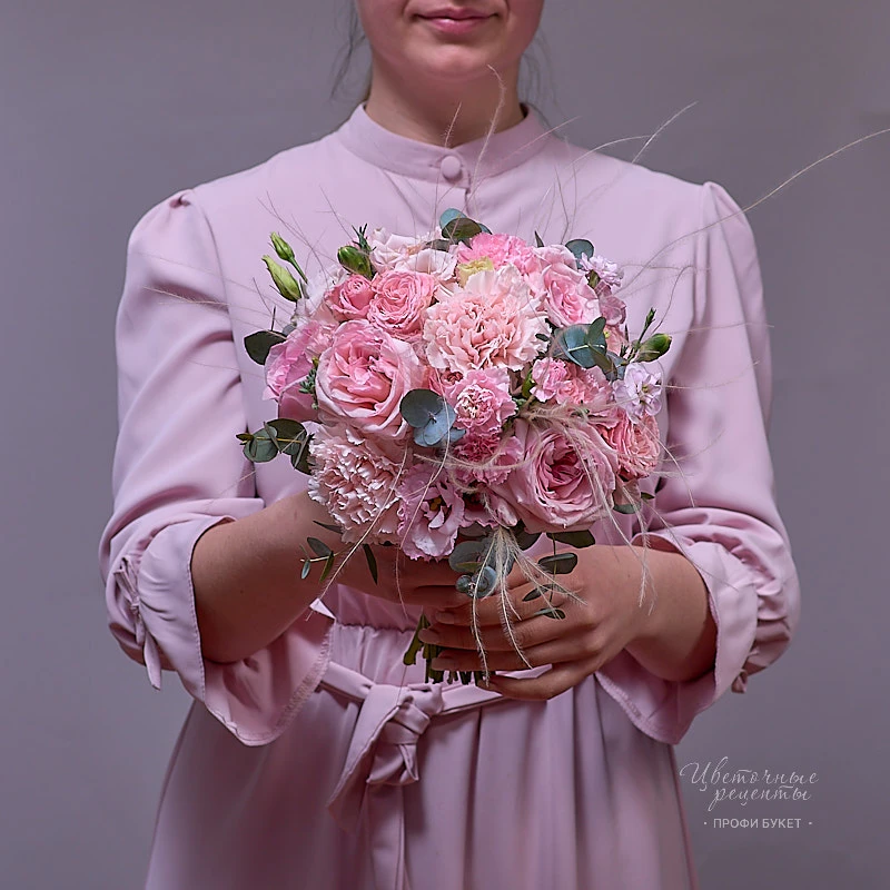 Свадебный букет из пионовидных роз и диантуса, фото 1
