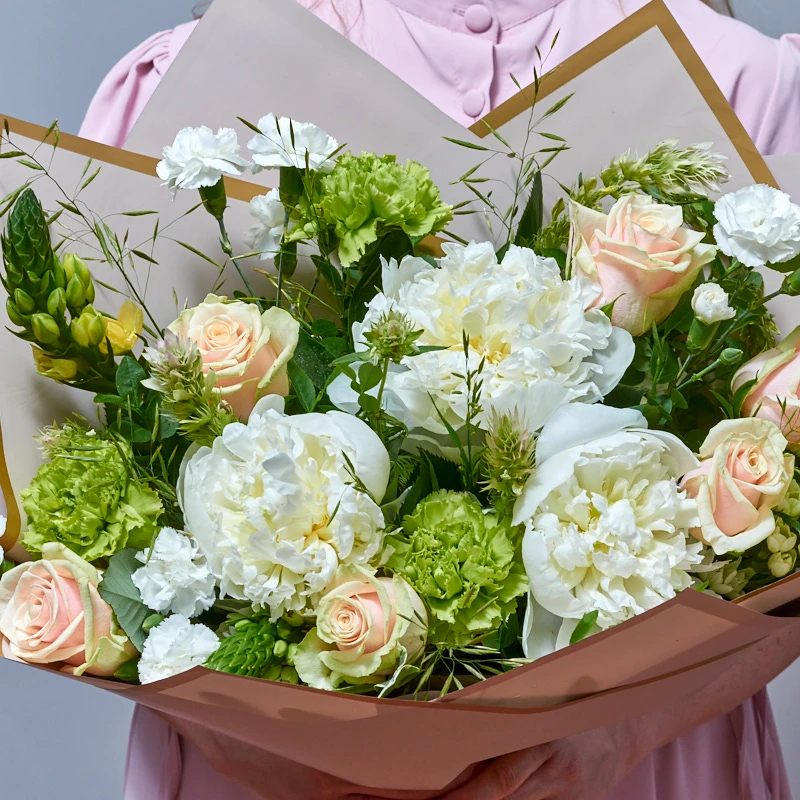 Авторский букет из белых пионов, диантуса и кремовых роз, фото 2