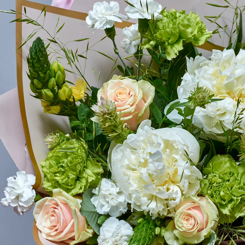 Авторский букет из белых пионов, диантуса и кремовых роз, фото 3