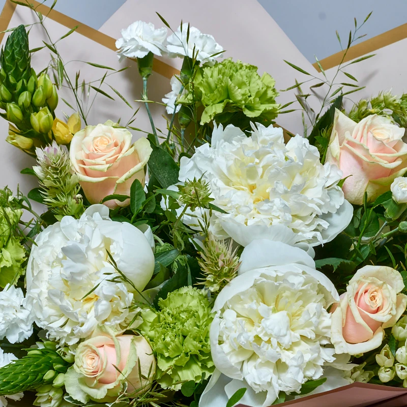 Авторский букет из белых пионов, диантуса и кремовых роз, фото 5