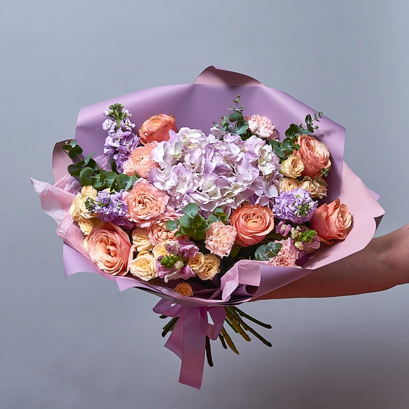 Авторский букет с розами и гортензией с персиково-сиреневой гамме, фото 2