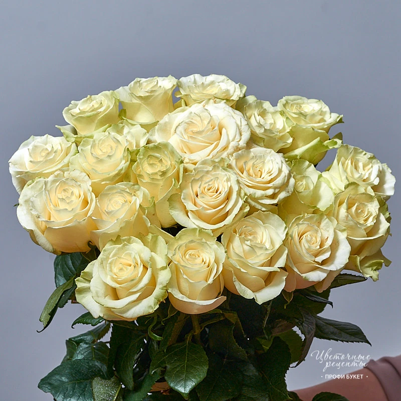 Монобукет из пионовидных белых роз Мондиаль, фото 5