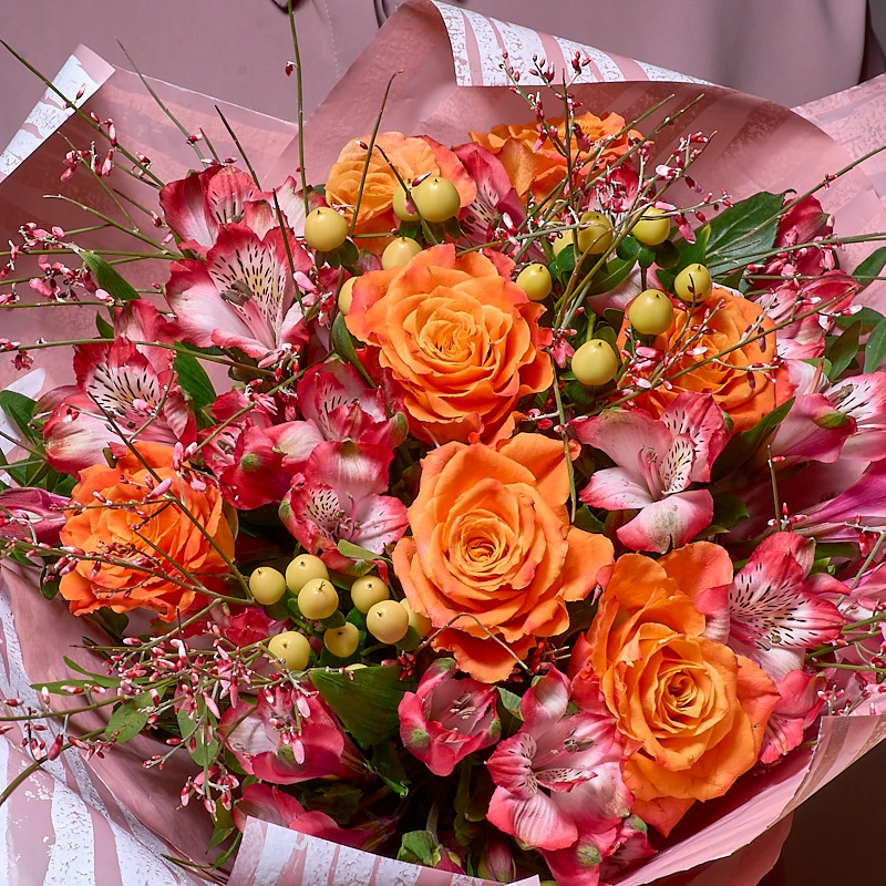 Яркий букет из роз и альстромерий, фото 3