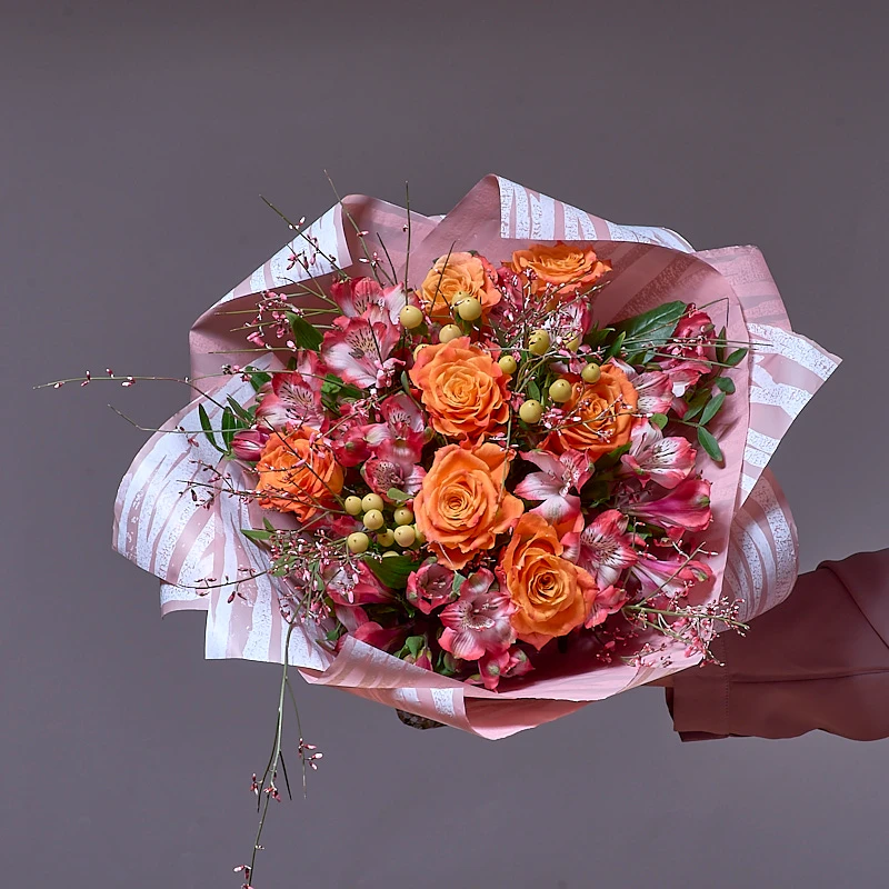 Яркий букет из роз и альстромерий, фото 4