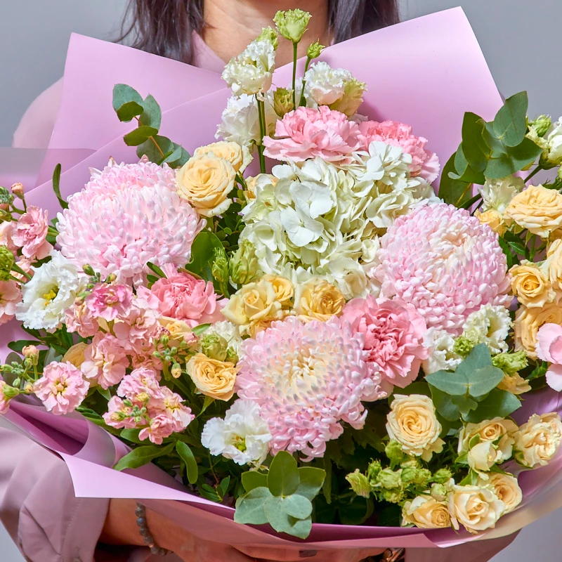 Букет из хризантем, кустовых роз и гортензии «Розовый рассвет», фото 3