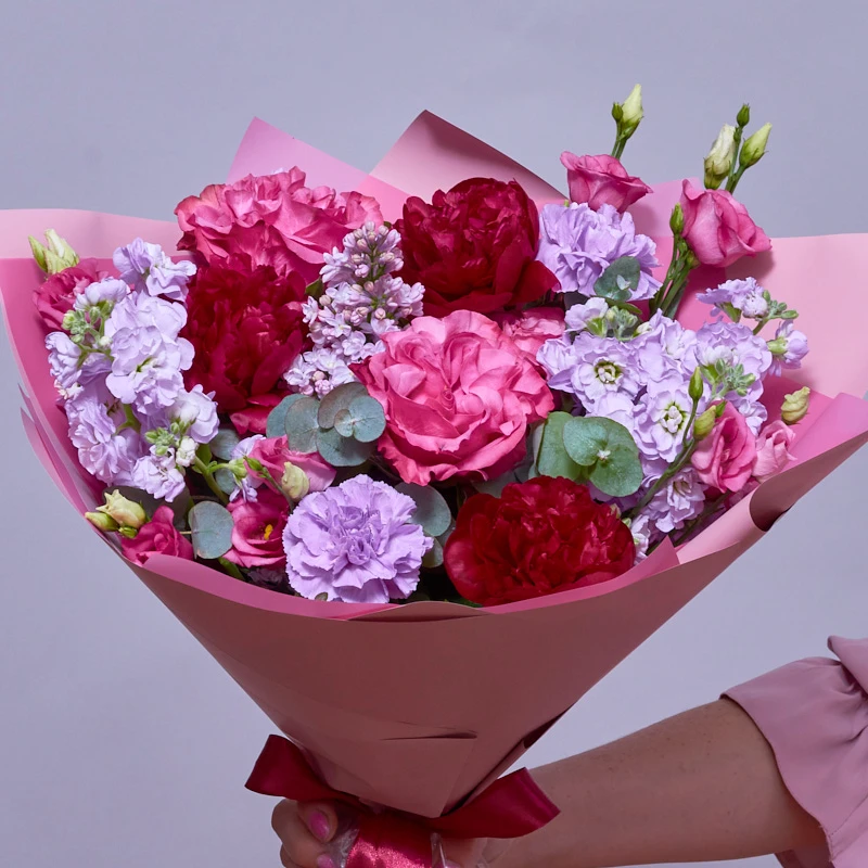 Букет из красных пионов,пионовидных роз и ароматной маттиолы, фото 4