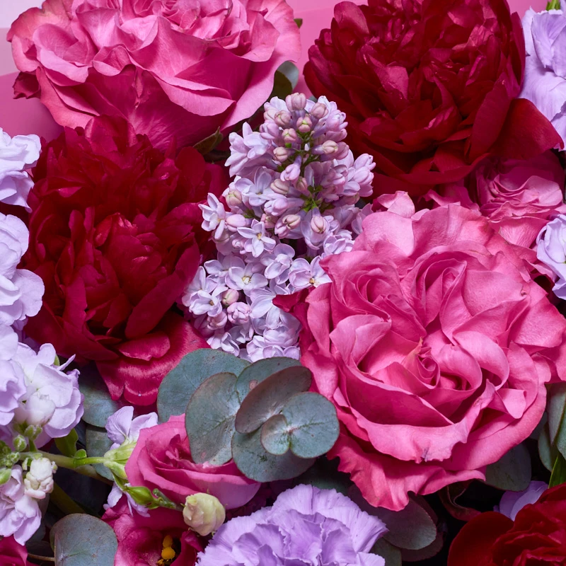 Букет из красных пионов,пионовидных роз и ароматной маттиолы, фото 5